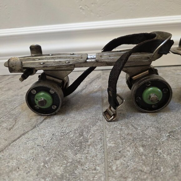 Vintage 1950's Chicago Metal Adjustable Roller Skates with key - Picture 8 of 12